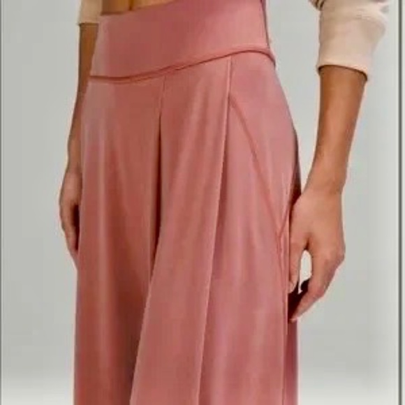 Lululemon High Rise 19" Cropped Yoga Pant Size 4 - Rose - Picture 3 of 10